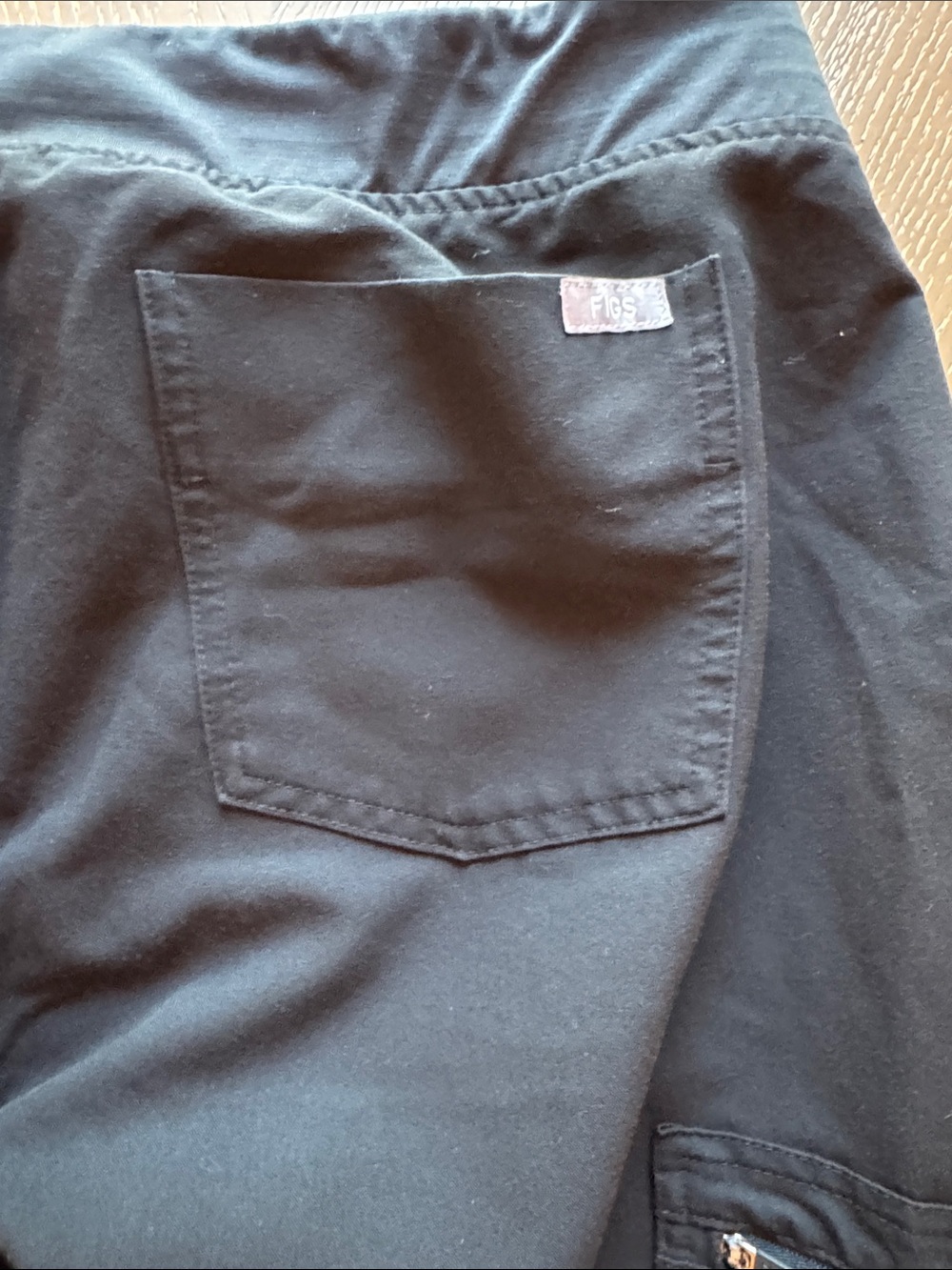 Figs women’s Black Jogger and loose top scrub set - Picture 14 of 14